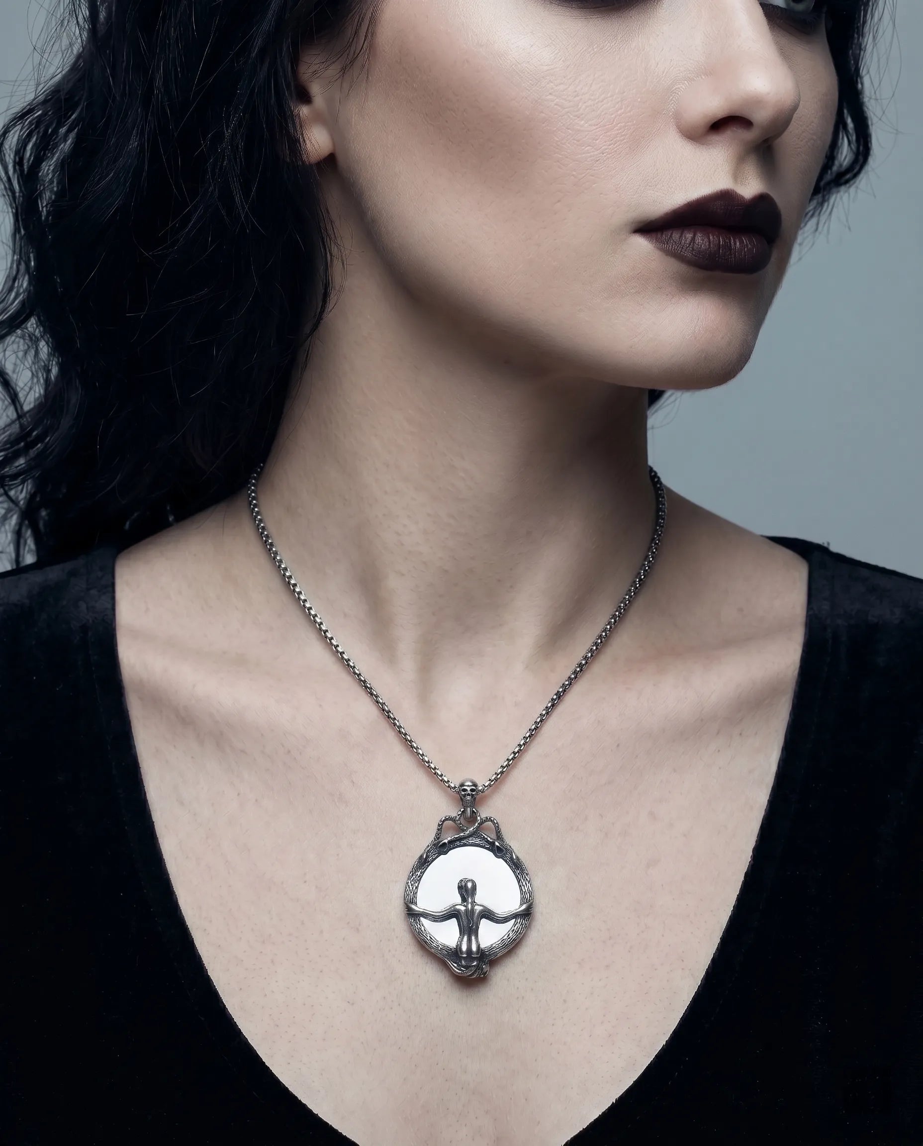 SKULL MIRROR PENDANT NECKLACE