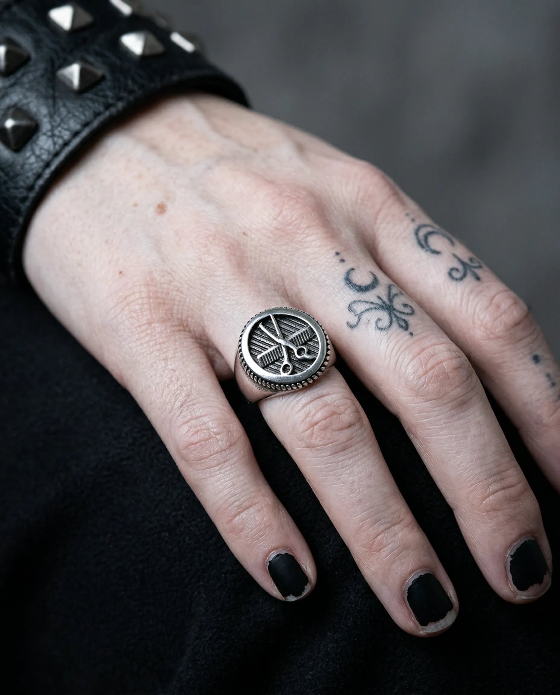 SHEAR SIGNET RING