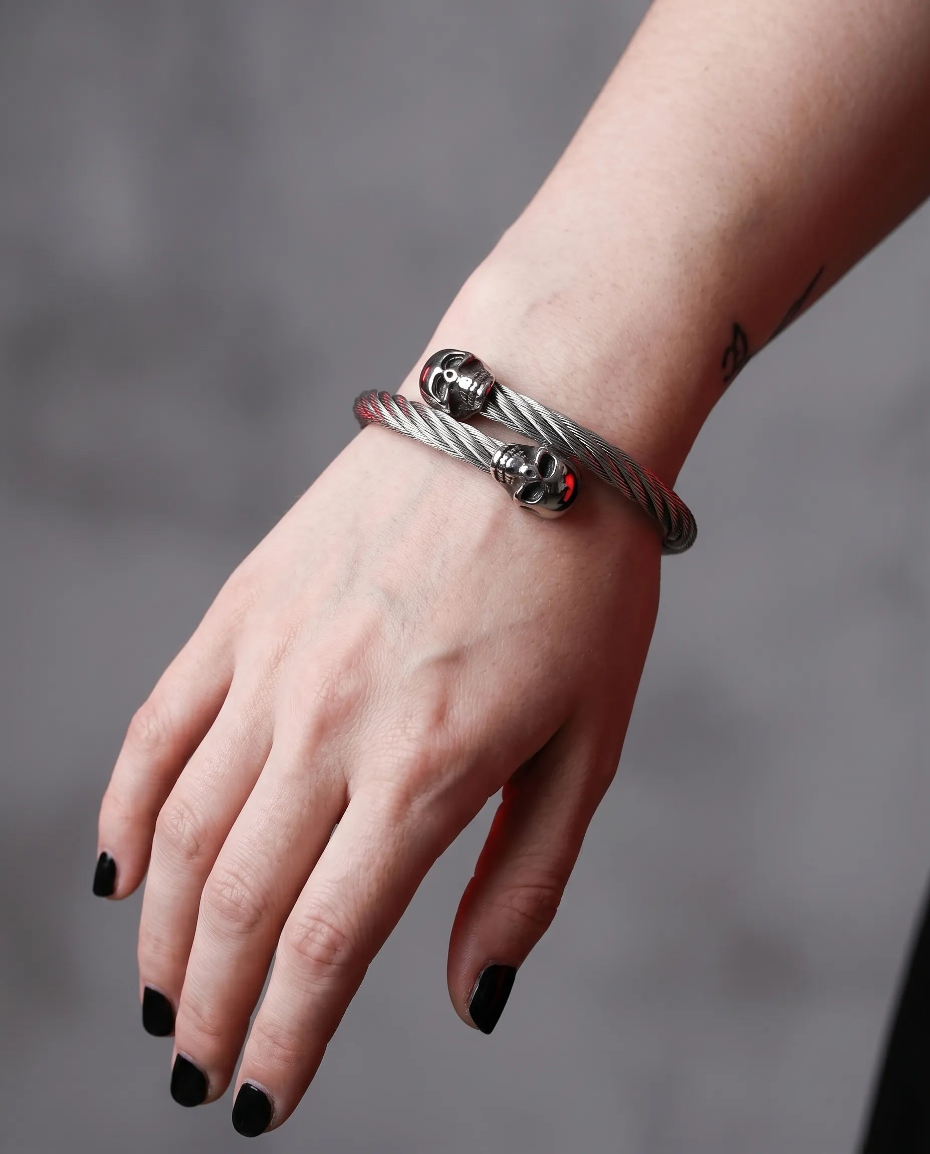 TWIN SKULL CABLE CUFF